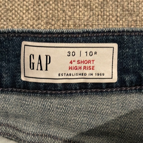 GAP Womens’s Denim Short - Picture 3 of 4